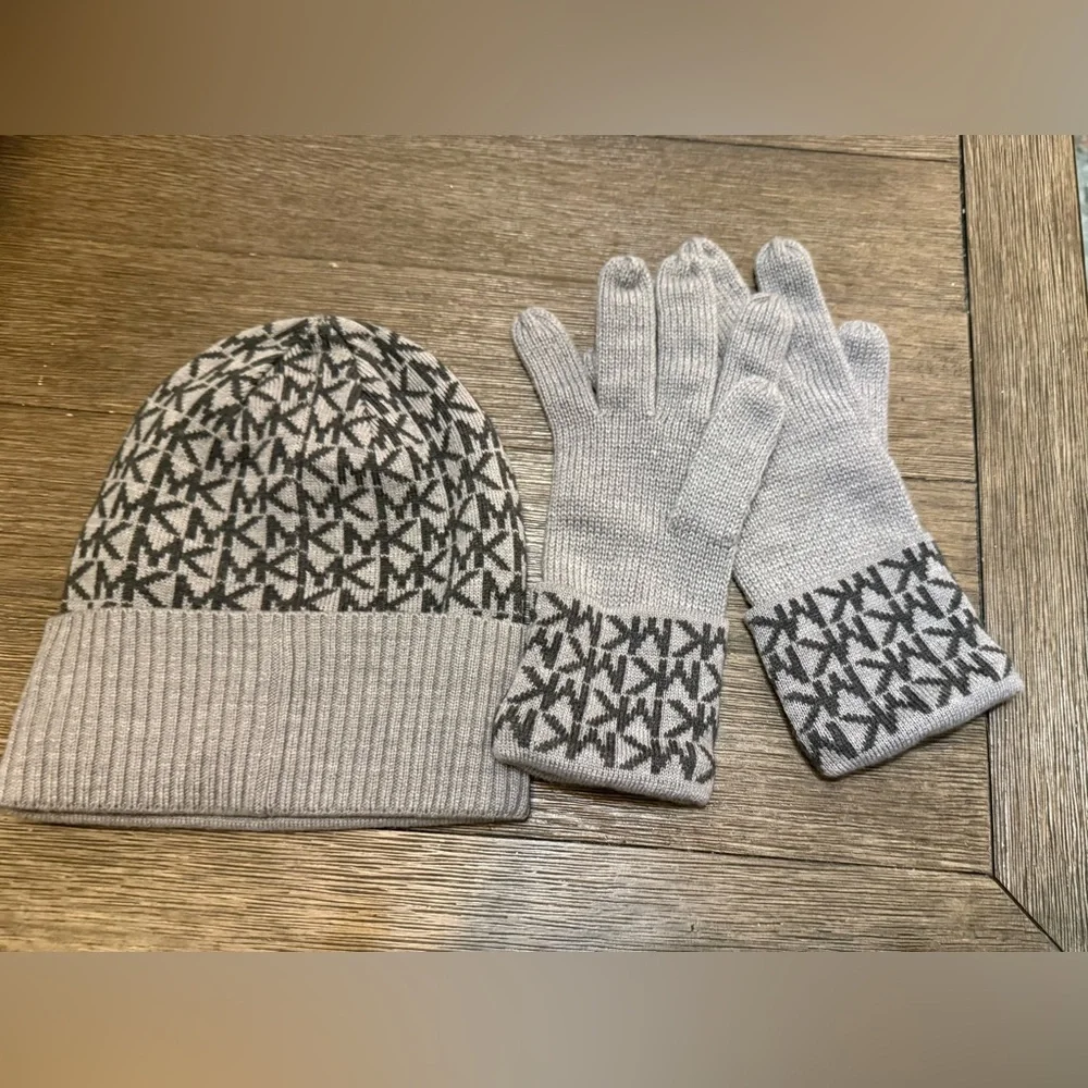 MICHAEL KORS SIGNATURE HAT & GLOVE SET